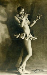 有名なバナナの衣装を着たジョセフィン・ベイカー (1927 年頃) (白黒写真) 作： Walery