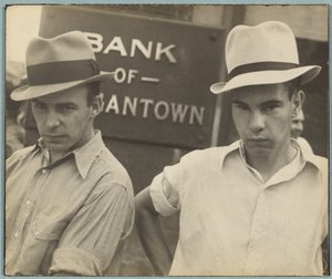 メインストリートの顔／街並み、モーガンタウン、ウェストバージニア州 作： Walker Evans