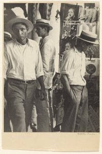 ダウンタウン・ハバナの靴磨き新聞販売店の人々 作： Walker Evans