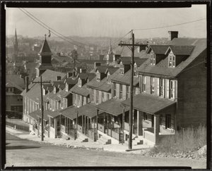 ペンシルバニア州ベツレヘムの二世帯住宅 作： Walker Evans
