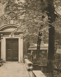 セントメアリーアルダーマンベリー教会の南ドア、c1935。 作： Walter Benington