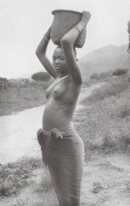 東アフリカ北部の水運業者（モノクロ写真） 作： Walter Mittelholzer