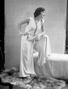 アニタ・ピットーニが制作したドレスを着用するモデル、1940年頃（モノクロ写真）