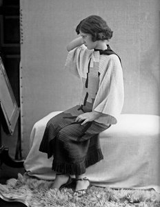 アニタ・ピットーニが制作したドレスを着用するモデル、1940年頃（モノクロ写真）