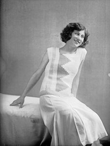 アニタ・ピットーニが制作したドレスを着用するモデル、1940年頃（モノクロ写真）