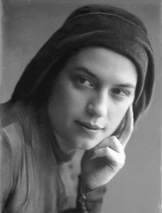 アニタ・ピットーニの肖像、1940年頃（モノクロ写真）