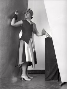 画家マルチェロ・クラリオンがデザインしたドレスを着たアニタ・ピットーニの肖像、1930年頃（モノクロ写真）