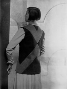アニタ・ピットーニがデザインしたドレスを着たマリオン・ヴルツの肖像、1940年頃（モノクロ写真）