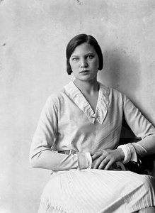アニタ・ピットーニがデザインしたドレスを着たマリオン・ヴルツの肖像、1940年頃（モノクロ写真）