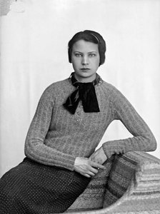 アニタ・ピットーニがデザインしたドレスを着たマリオン・ヴルツの肖像、1940年頃（モノクロ写真）