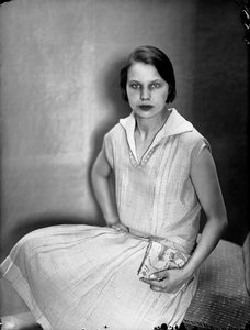アニタ・ピットーニによるドレスを着たマリオン・ヴルツの肖像、1930年頃（モノクロ写真）