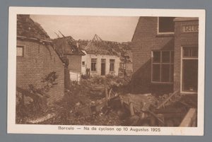 Borculo -- 1925 年 8 月 10 日のサイクロンの後 作： Weenenk and Snel