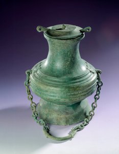 中国美術。タンホア（Than-Hoa）の青銅製花瓶、前漢時代。パリ、セルヌスキ美術館（Musee Cernuschi 作： Western Han Dynasty Chinese School