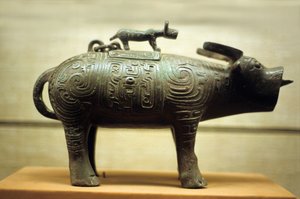 虎をあしらった牛の形をした酒器