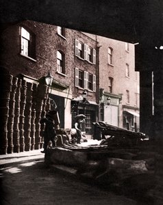 ボロ・マーケットの家々に積まれたフルーツバスケット、ロンドン、1926-1927年 作： Whiffin