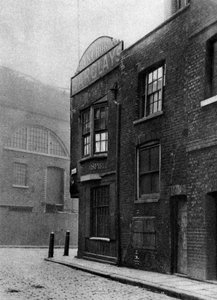 1926年から1927年にかけて、ロンドンのバンケンドとバンクサイドの角にあった「アンカー」という居酒屋。 作： Whiffin