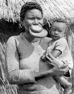 アフリカ、コンゴ共和国、サラ・カバ族の女性（1936年）。 作： Wide World Photos