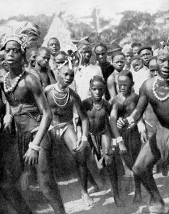 女の子の格好をした少年ダンサー（西アフリカ、ヤフォーバ族）1936年