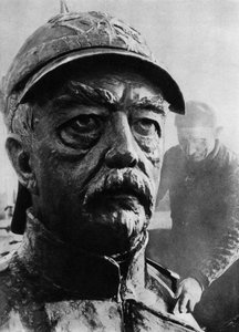 19世紀プロイセンの政治家、オットー・フォン・ビスマルクの彫刻（1937年）。