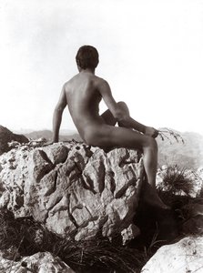 岩の上でポーズをとる若者 作： Wilhelm Baron von Gloeden
