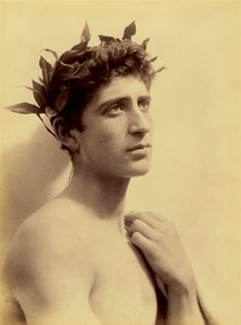 花輪をつけた少年の習作、シチリア島、C.1898（セピア色の写真 作： Baron Wilhelm von Gloeden