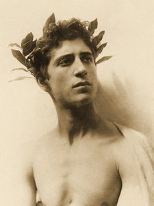 花輪をつけた少年の習作、シチリア島、C.1898（セピア色の写真 作： Baron Wilhelm von Gloeden