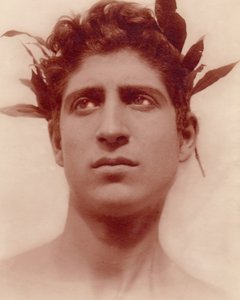花輪をつけた少年の習作、シチリア島、C.1898（セピア色の写真 作： Baron Wilhelm von Gloeden