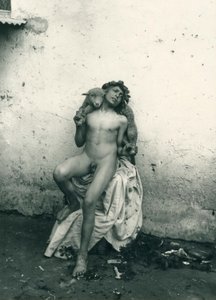 羊を抱く少年、シチリア島、1899年頃（モノクロ写真）