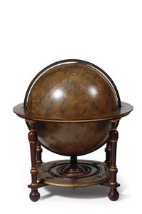 1645/48年に作られた地上用と1630年以降に作られた天球用の2つの大型図書館用地球儀（石膏、木、紙に彫られたもの 作： Willem Blaeu