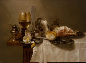 レーマーのある静物、ひっくり返ったシルバー タッツァ、フルート、ロールパン、テーブルの上のハム 作： Willem Claesz. Heda