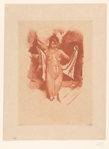 立っている裸の女性が体を乾かしています