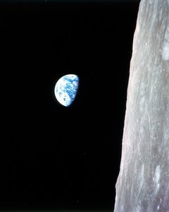 地球の出 - アポロ 8 号、1968 年 12 月 24 日。 作： William A Anders