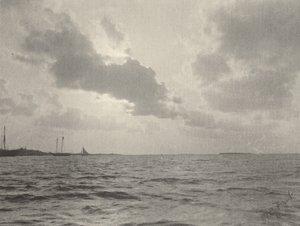 水面に沈む夕日、1890年代（写真）