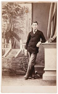 階段と庭の塗られた背景の前に若い男のスタジオの肖像画 作： William Bentley