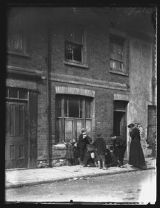 ノラ・ストリート、カーディフ、1893年。 作： William Booth