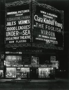 1554 Broadway at 46th Street、I. Miller Shoes;ジェームズドラッグストア、そして映画の大きなマーキーがライトアップされました。 作： William Davis Hassler