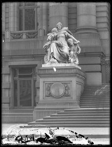 1912年頃、ニューヨーク市のカスタムハウスの外にある「アメリカ」の像 作： William Davis Hassler