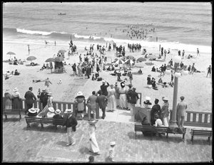 1916年7月、ニュージャージー州のビーチゴーヤーと入浴者