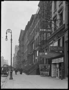 1916年5月2日、ニューヨークシティ248 W. 14th Streetにあるボウリング場の標識 作： William Davis Hassler