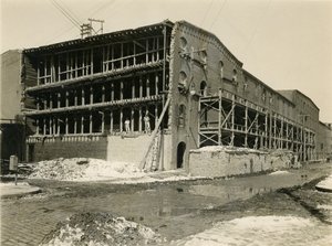 建設現場、倉庫の建物の開いている側に立っている2人の男性。ロビンスとリプリーのエンジニアと請負業者、1916年3月23日 作： William Davis Hassler