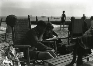 ビーチで読書するカップル、コニーアイランド、1910〜21年頃 作： William Davis Hassler