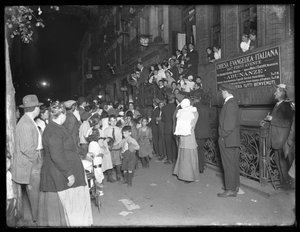 1914年9月25日、ニューヨークの63番街と2番街にあるジョンホールメモリアルチャペルの群衆 作： William Davis Hassler