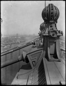 マンハッタン橋の頂上のフィニアルの詳細、1914年8月25日、白黒写真 作： William Davis Hassler