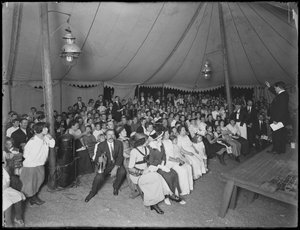 1914年7月24日、ニューヨーク市、イースト67thストリートとアベニューAの福音主義社会の子供たちの会議 作： William Davis Hassler