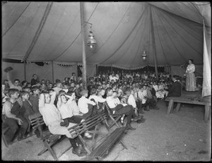 1914年7月24日、ニューヨーク市、イースト67thストリートとアベニューAの福音主義社会の子供たちの会議 作： William Davis Hassler