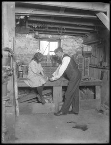 地下室のフランクP.ハスラーとメアリーハスラー、グレンエリン、1912年 作： William Davis Hassler
