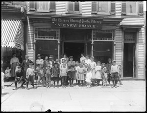1910年頃、クイーンズボロ公共図書館のスタインウェイブランチ前の子供たちのグループポートレート