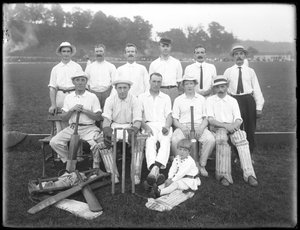 Holdsport Cricket Clubのグループポートレート、c.1911-12 作： William Davis Hassler