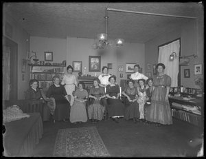 若い女性のグループとのハリエットE.ハスラー、206 W. 13th Street、1912年頃 作： William Davis Hassler