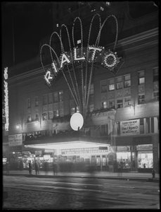 1917年1月6日、ニューヨーク市リアルト劇場の照明付きマーキー 作： William Davis Hassler